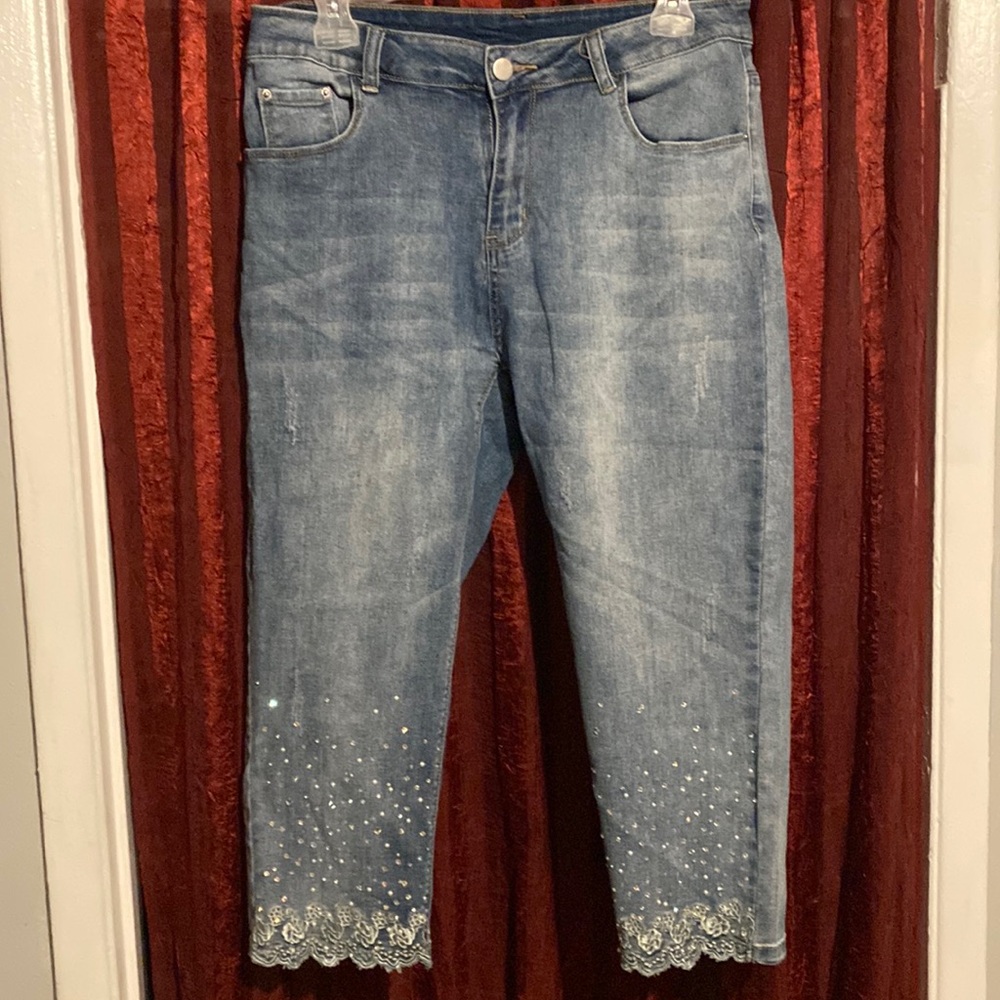 XR511 Women’s Distressed Capri Jeans